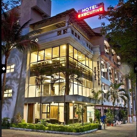 Hotel Executive Surat Exterior foto