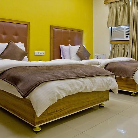 Hotel Executive Surat Exterior foto
