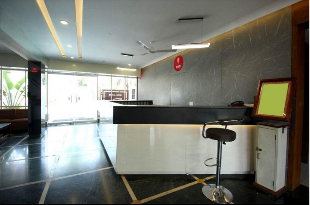 Hotel Executive Surat Exterior foto