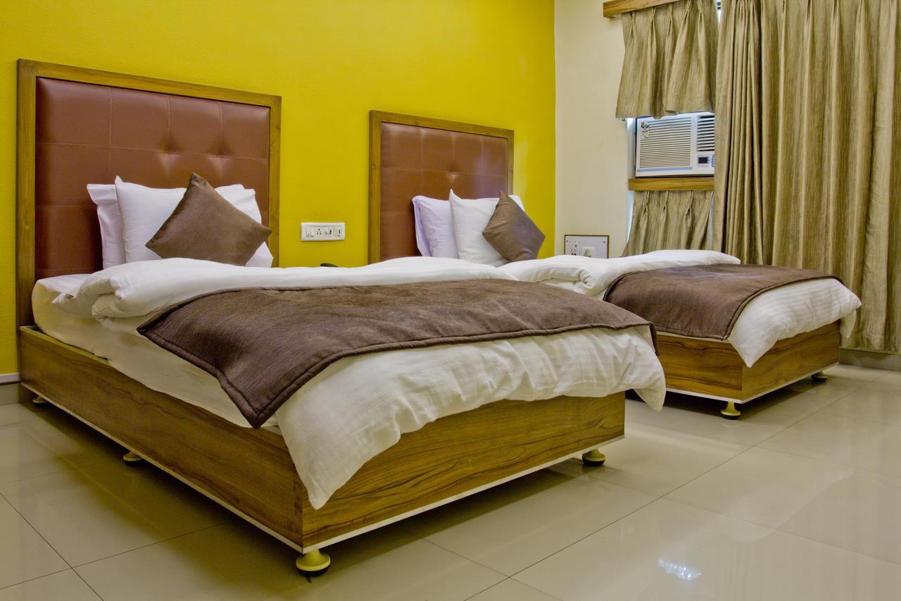 Hotel Executive Surat Exterior foto