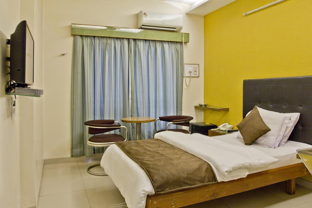 Hotel Executive Surat Exterior foto