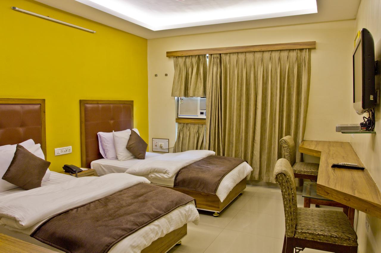 Hotel Executive Surat Exterior foto