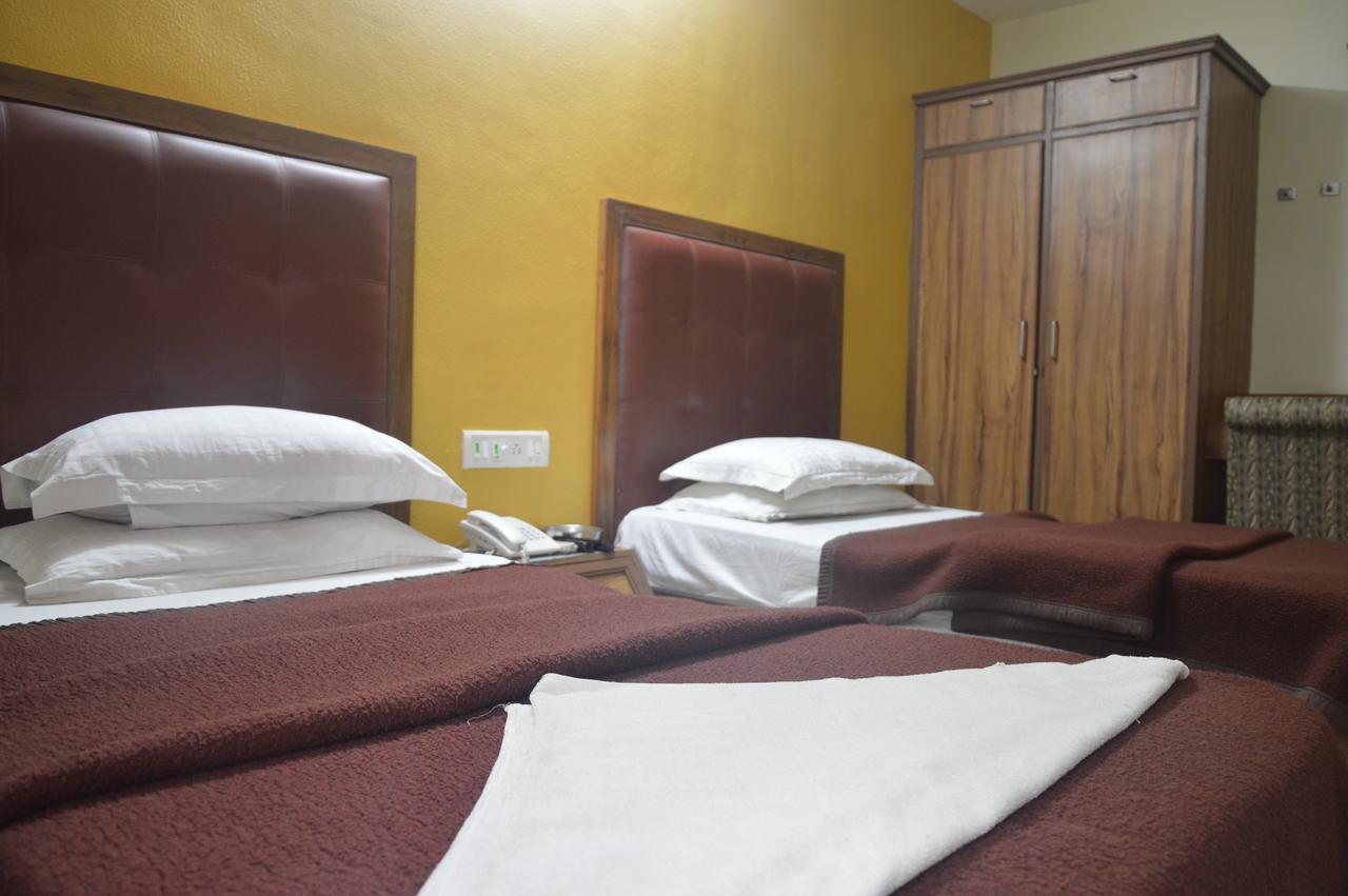 Hotel Executive Surat Exterior foto